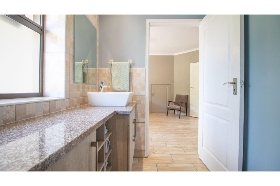 6 Bedroom Property for Sale in Lovemore Park Eastern Cape